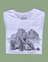 Maglietta a maniche corte bianca con disegno del monte Pelmo e della chiesetta di Santa Fosca, Val Fiorentina (BL).