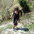 Valentina su un sentiero di montagna.